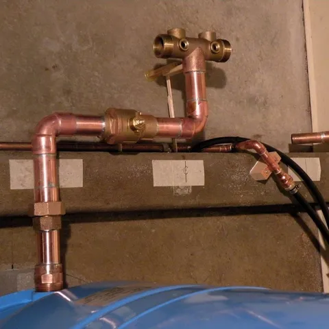 Valve d’entrée d’eau sur tuyauterie de cuivre