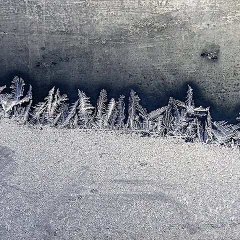 Cristaux de givre sur une vitre